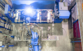 焊接过程中的机器人。现代焊接生产。